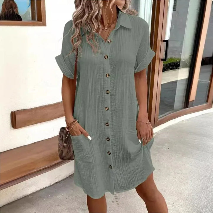 Comfortabele dames zomerjurk met kraag en handige zakken, ideaal voor strand of casual mode.