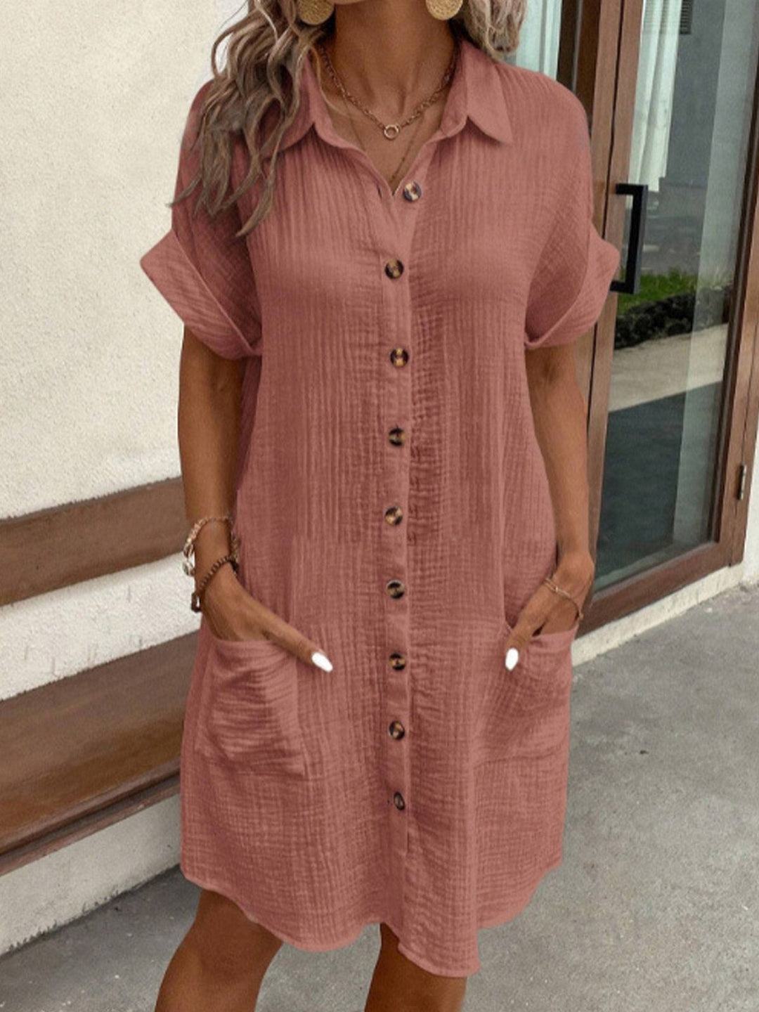 Luchtige dames zomerjurk, perfect als strandjurk of casual outfit, met kraagje en zakken.