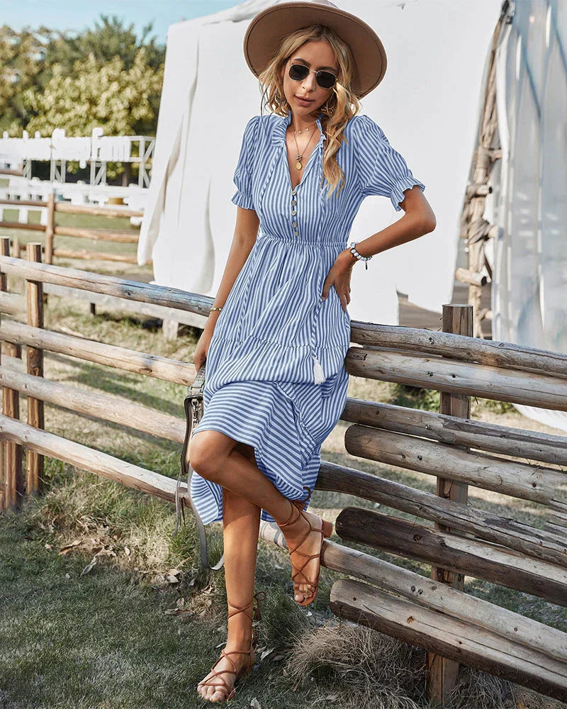 Elegante gestreepte damesjurk met korte mouwen en functionele knopen. V-hals zomer midi jurk.