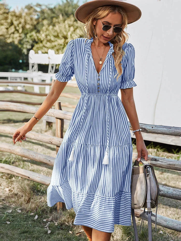 Gestreepte zomerjurk dames met korte mouwen, V-hals en knopen. Casual midi strandjurk.