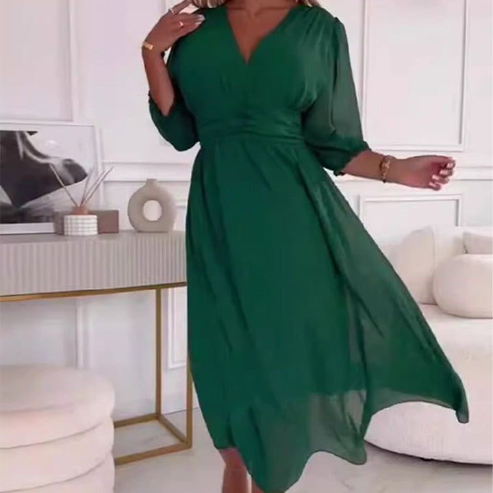 Luxe dames zomerjurk, midi lengte, met elegante en verfijnde pasvorm. Geschikt als feest- of casual jurk.