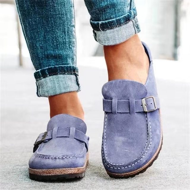 Zwarte dames instapschoenen met klassieke retro stijl, comfortabele platte zool en vintage look.