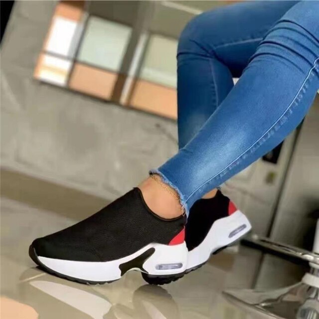 Trendy rode damesschoenen met orthopedische zool; comfortabele sneakers voor stijlvolle casual looks.