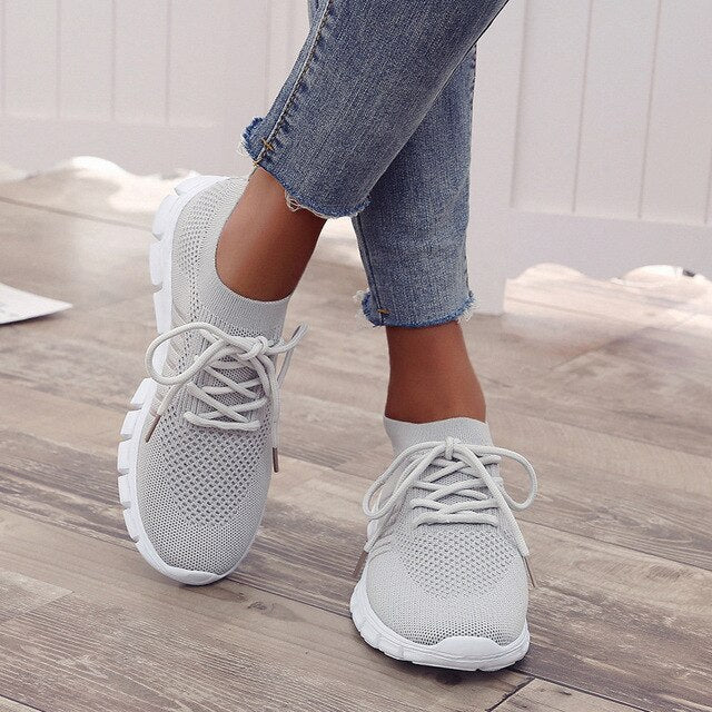 Detail van Renner™ dames sportschoenen: ademend mesh, comfortabele zool en slip-on design.