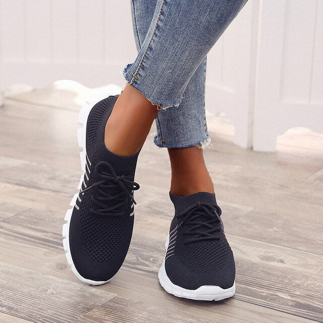 Lichtgewicht dames sneakers, ademend mesh voor comfort tijdens wandelen of actieve dagen.