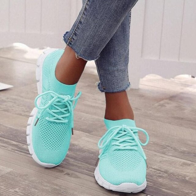 Moderne dames sneakers, lichtgewicht instappers met ademend mesh, essentieel voor comfort en stijl.