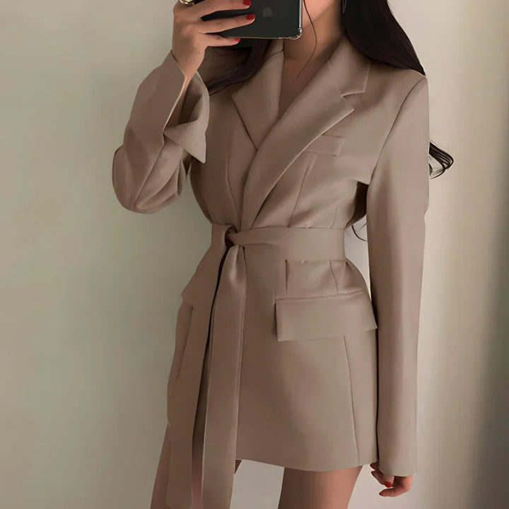 Stijlvolle slim fit dames blazer met riem in het roze. Veelzijdig Hoymans jasje voor elke gelegenheid.