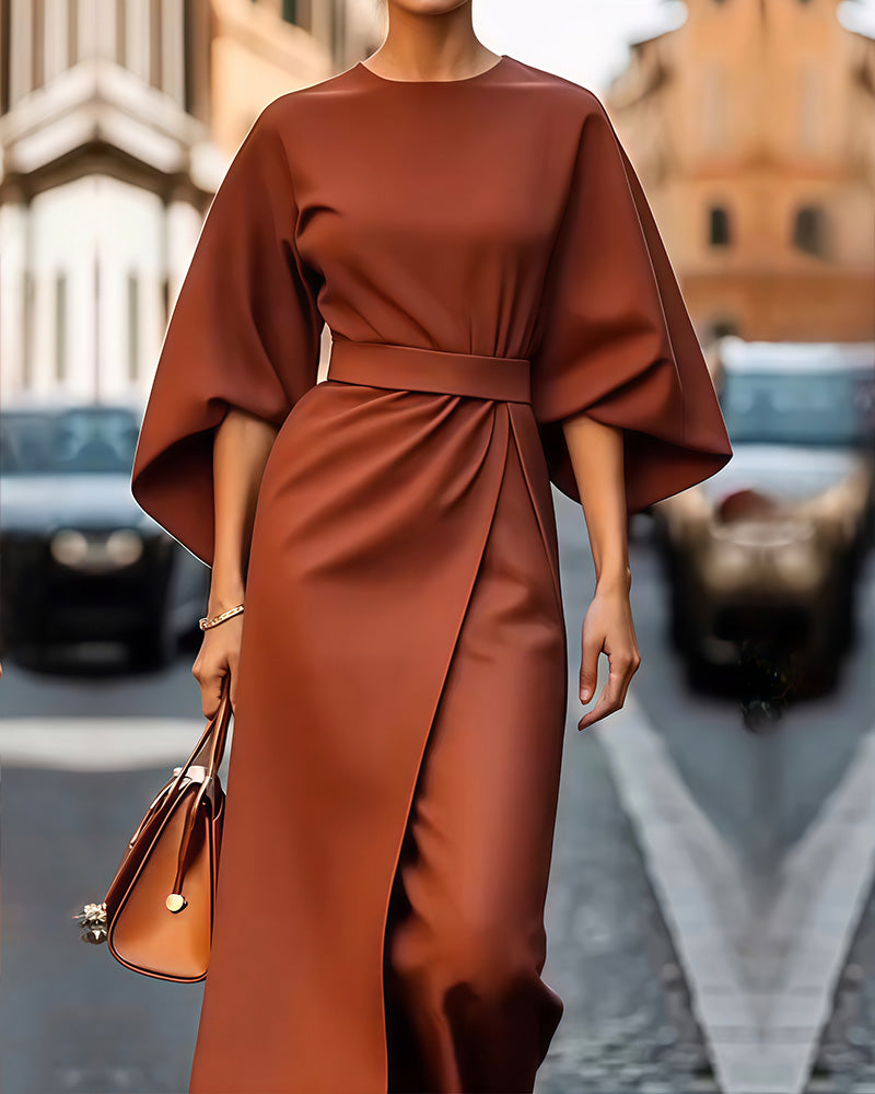 Elegante rode midi jurk voor dames met strikceintuur en driekwart mouwen. Perfect voor zomerse feestjes of avonden.