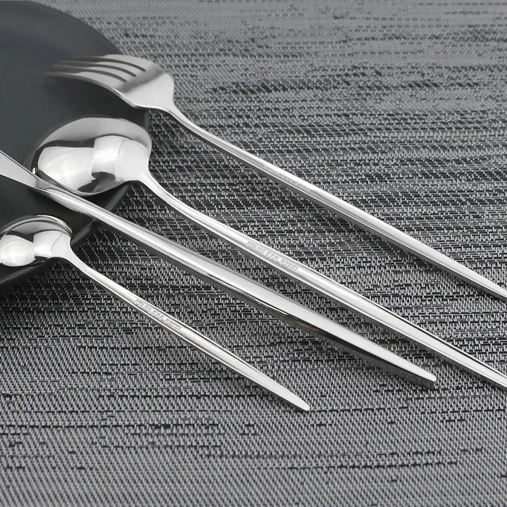 Complete 24-delige roestvrijstalen bestekset Aurinox, perfect voor een stijlvol diner.