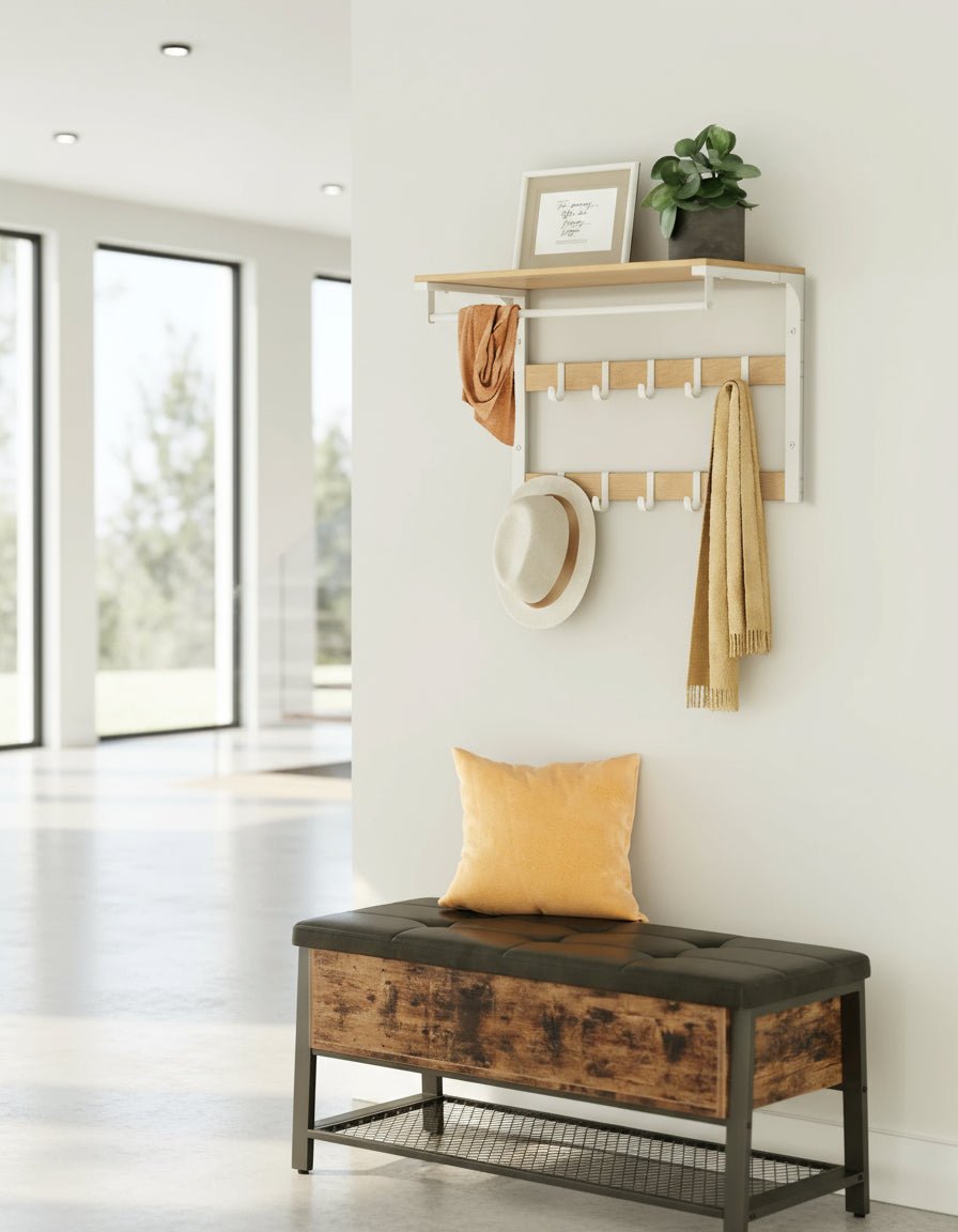 Stijlvolle moderne witte wandgarderobe met wandplank, kapstokhaken en kledingstang voor entree.