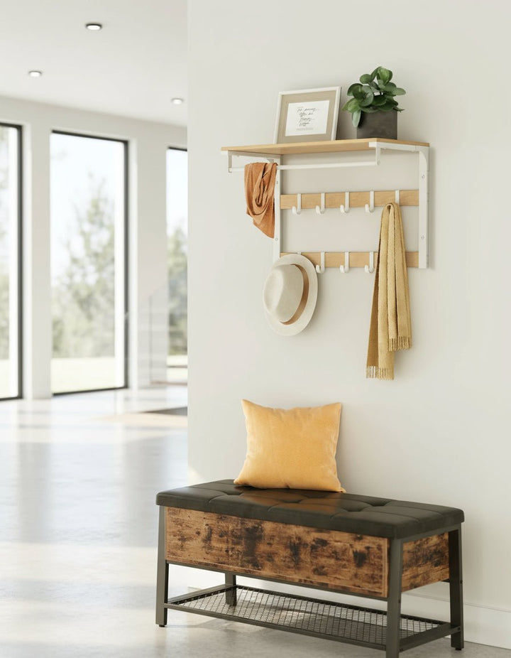 Stijlvolle moderne witte wandgarderobe met wandplank, kapstokhaken en kledingstang voor entree.