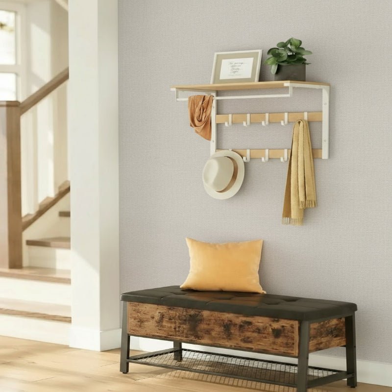 Witte compacte wandgarderobe: een opbergplank, kledingstang en haken voor een geordende entree.