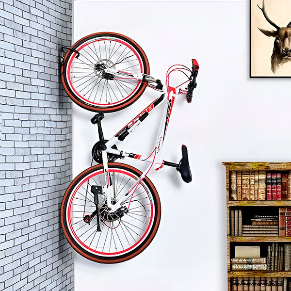 Efficiënte fietshouder voor aan de muur, optimaliseert ruimte en organisatie van je fietsaccessoires.