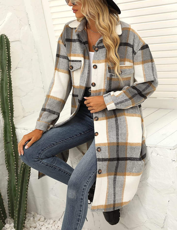 Stijlvolle lange geruite damesjas. Ideale herfstjas, warm & trendy voor dames.