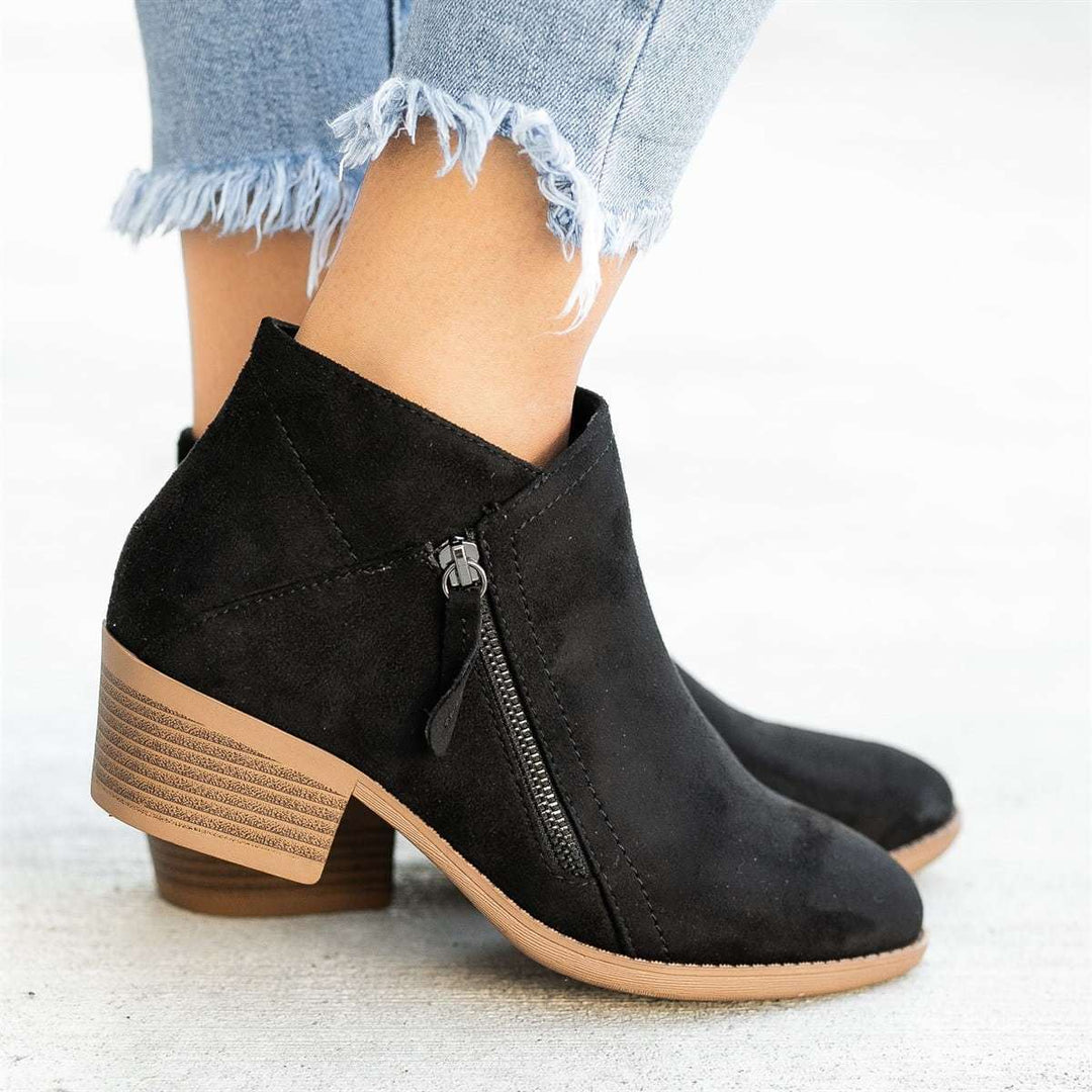 Modieuze beige orthopedische enkelboots voor dames, ideaal voor de zomer, bieden zowel stijl als comfort.