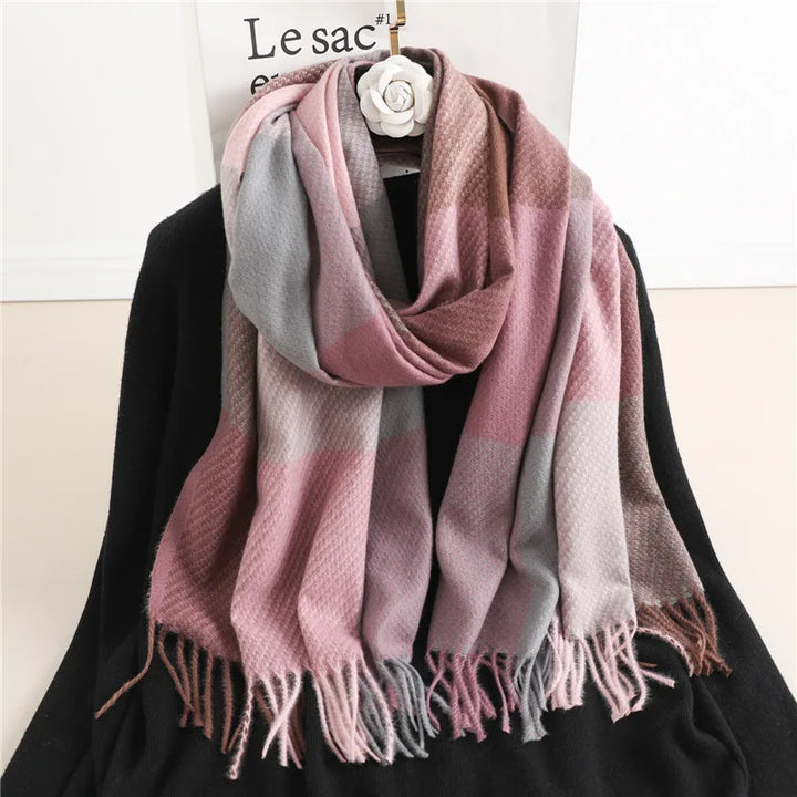 Warme geruite dames sjaal van kasjmier. Perfect als stijlvolle winter accessoire.