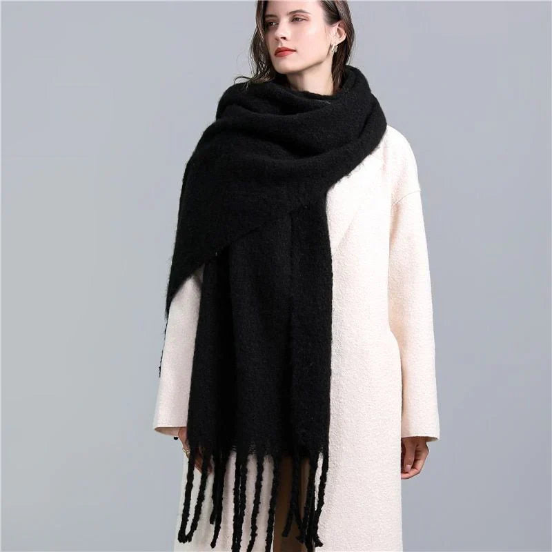 Zachte geruite kasjmier sjaal, perfecte aanvulling op elke vrouwenmode outfit.