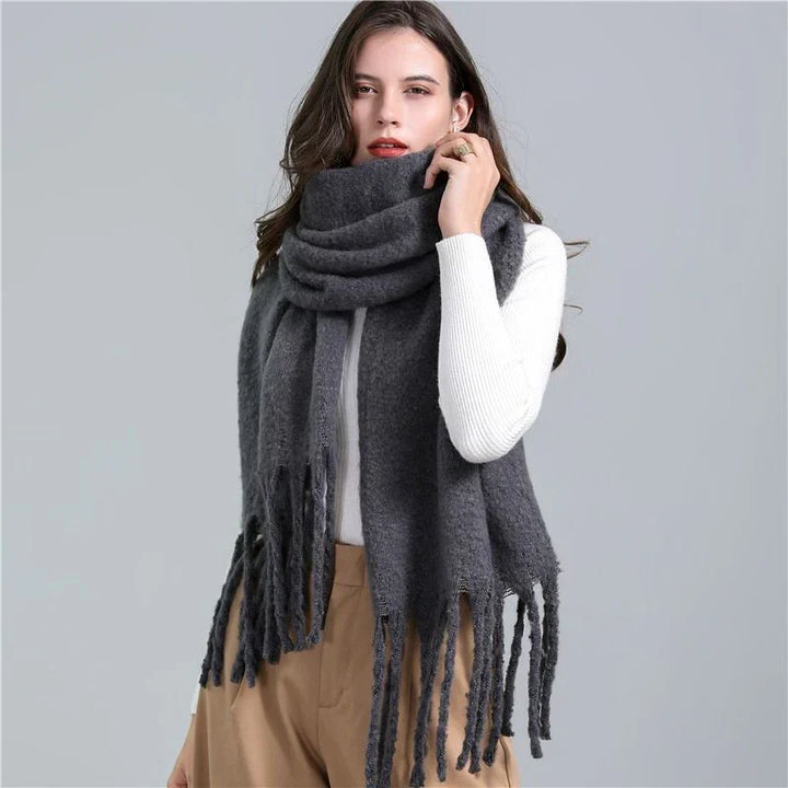 Warme Elira sjaal met klassiek ruitpatroon en subtiele kwastjes, comfy accessoire.