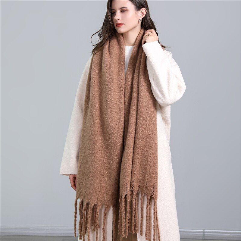 Modieuze kasjmier sjaal met ruitpatroon, ideaal als accessoire voor de winter.