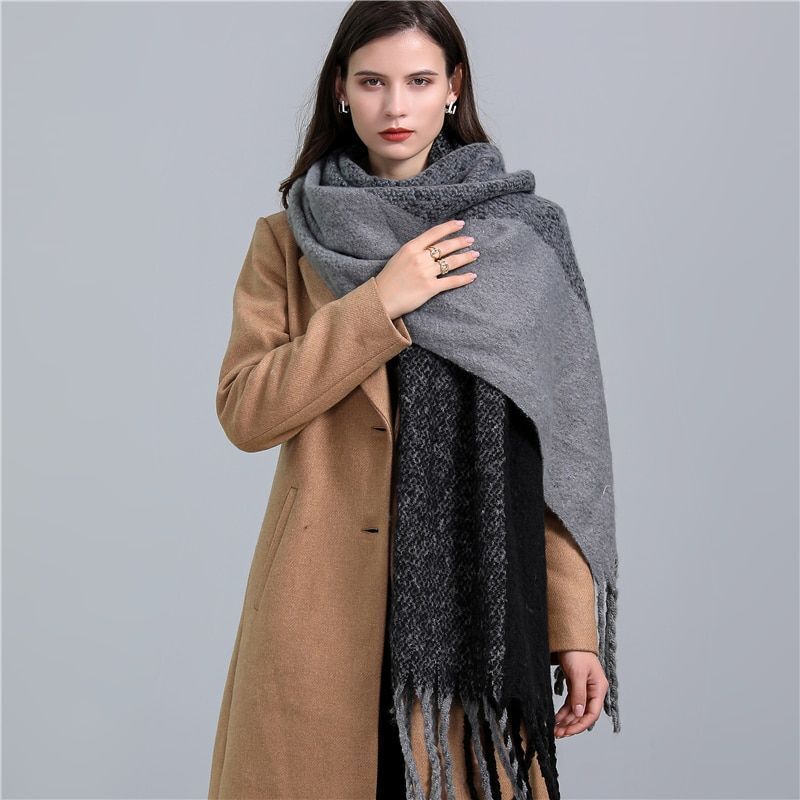 Trendy Elira sjaal, geruit en van zacht kasjmier, een stijlvol vrouwenmode item.