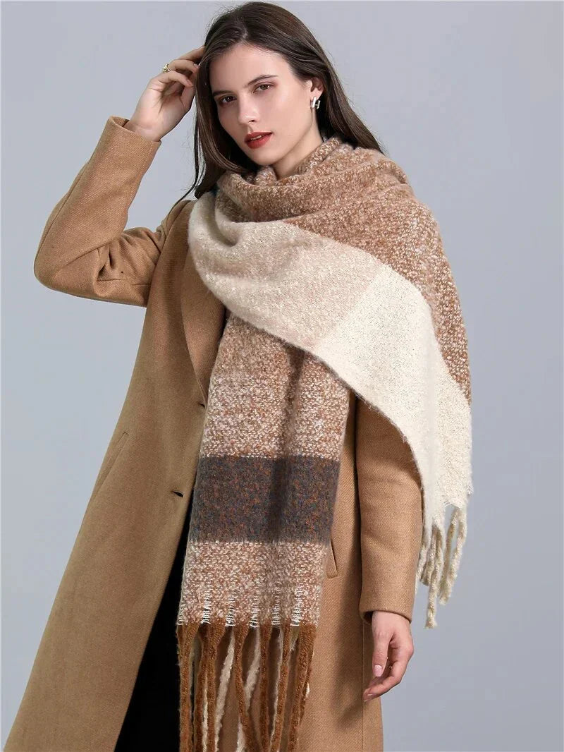 Warme kasjmier sjaal met klassieke ruit, onmisbaar winter accessoire voor dames.