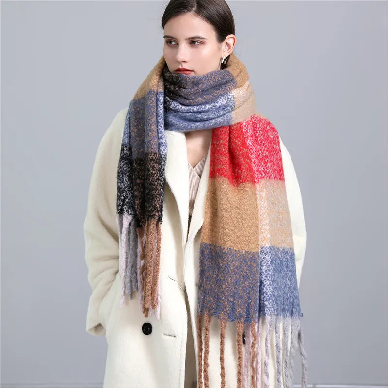Modieuze geruite sjaal, gemaakt van luxe kasjmier, perfect voor vrouwenmode.