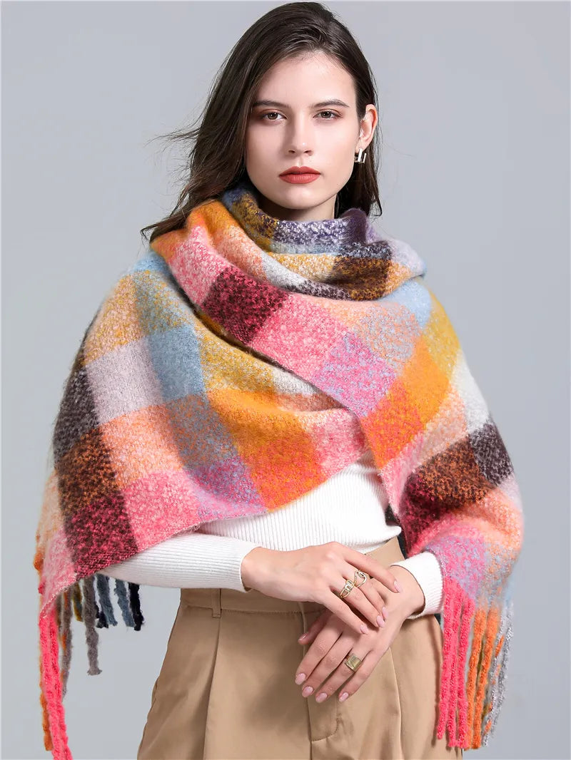 Luxe kasjmier geruite sjaal met kwastjes, een warm en elegant winter accessoire.