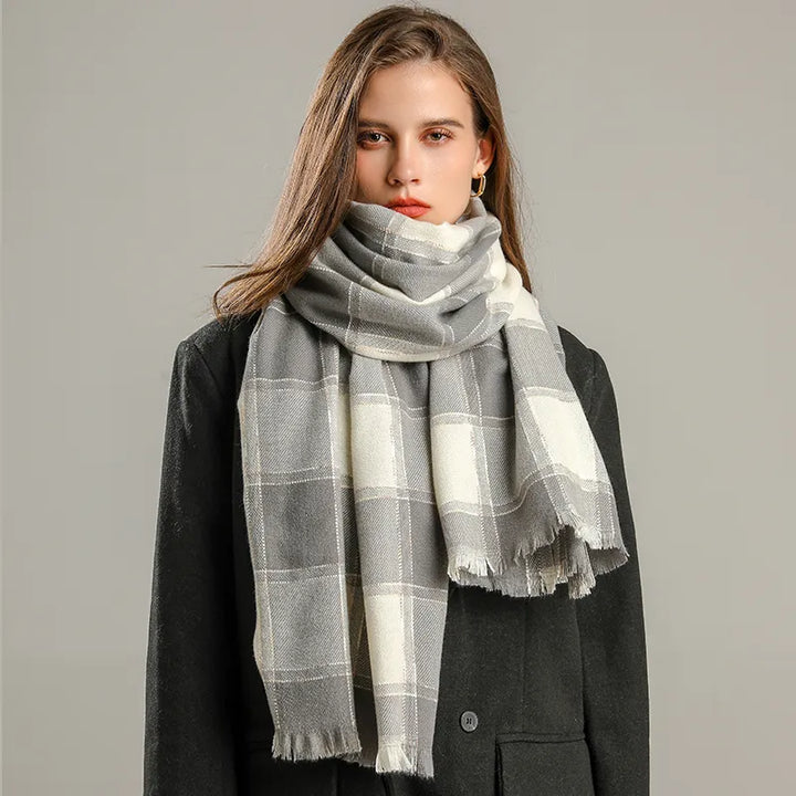 Geruite Kasjmier Sjaal Liora voor dames. Warm, stijlvol mode accessoire voor de winter.
