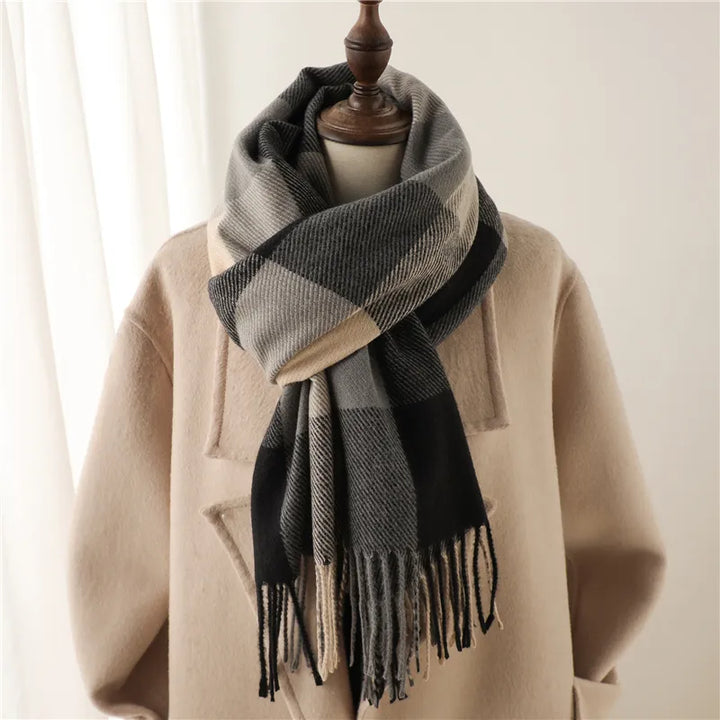 Warme & stijlvolle Liora sjaal. Geruit design en kasjmier voor een elegante look.