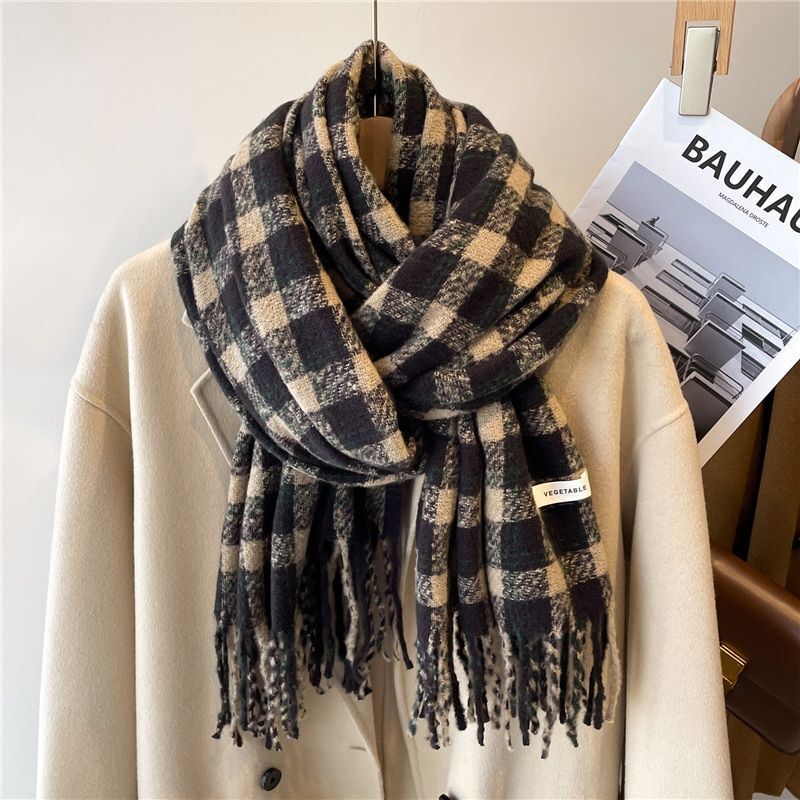 Geruite kasjmier dames sjaal. Een essentieel warm mode accessoire voor koude dagen.