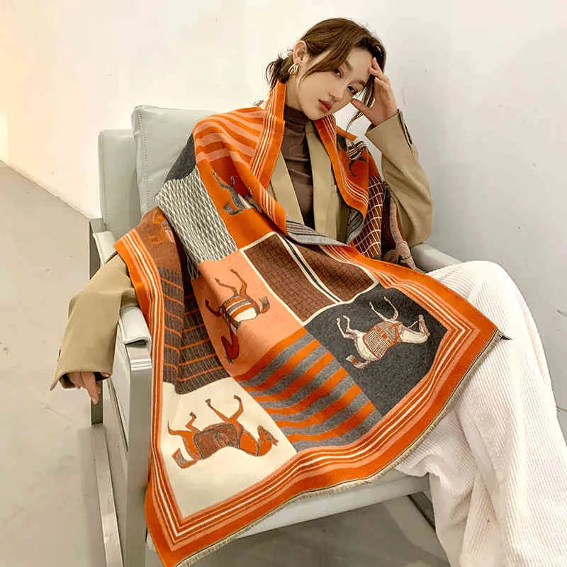 Zwarte modieuze dames kasjmier sjaal, heerlijk zacht en warm. Ideaal winter accessoire.