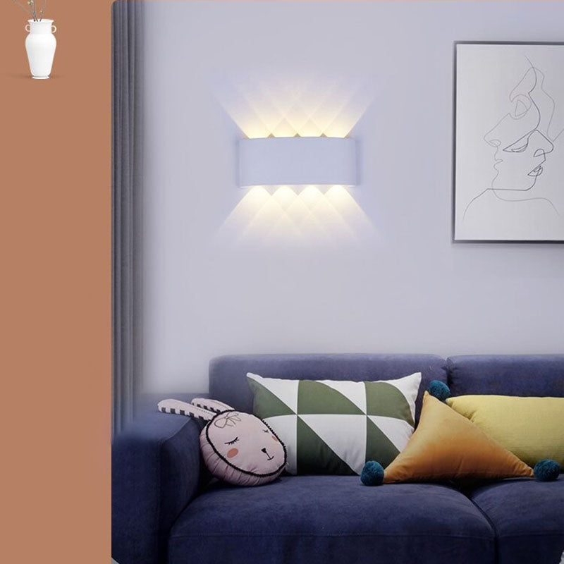 Moderne LED wandlamp met up- & downlight effect, waterdicht en energiezuinig, zwart design.