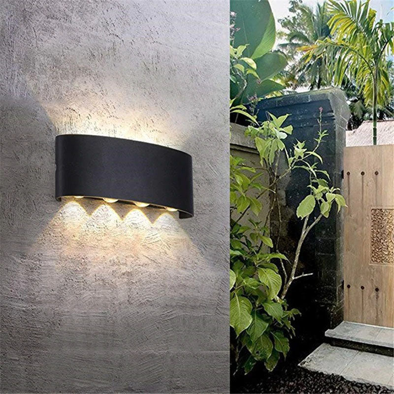 Verticale moderne LED wandlamp, zwart, waterdicht, perfect voor strakke gevels.