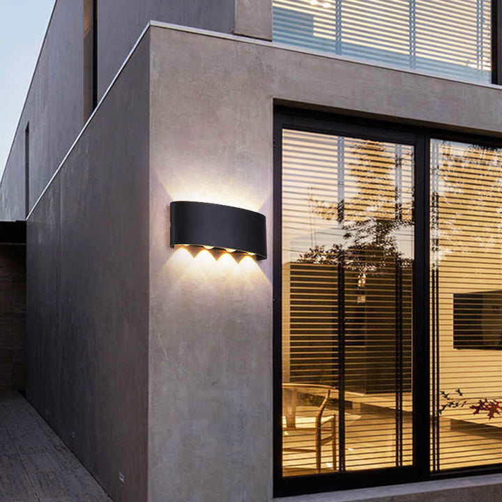 Witte moderne LED wandlamp, waterdicht, perfect als sfeerlicht op terras of balkon.