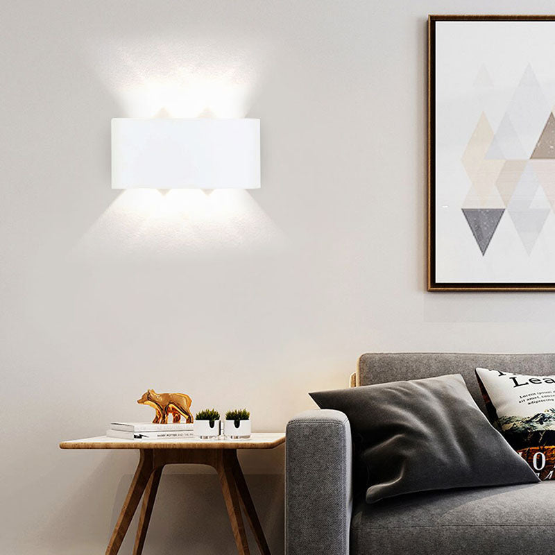Ronde aluminium LED buitenlamp, energiezuinig en waterdicht, voor eigentijdse tuinen.