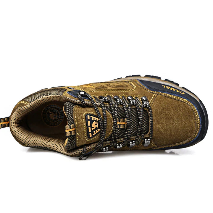 Gedetailleerde foto van de zool van de hiking schoen, toont diep profiel voor superieure grip op ruig terrein.