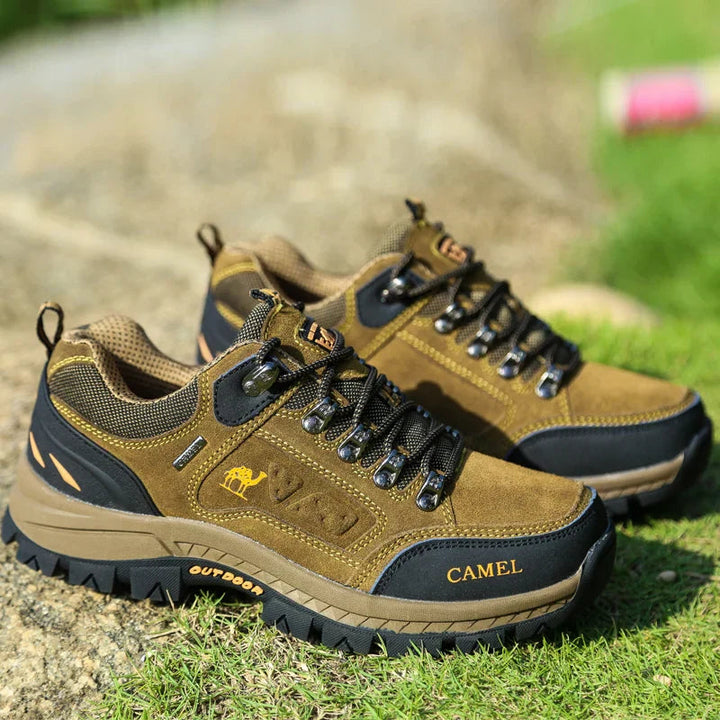 Comfortabele unisex outdoor schoen met stevige enkelondersteuning, perfect voor wandelen en trekking.