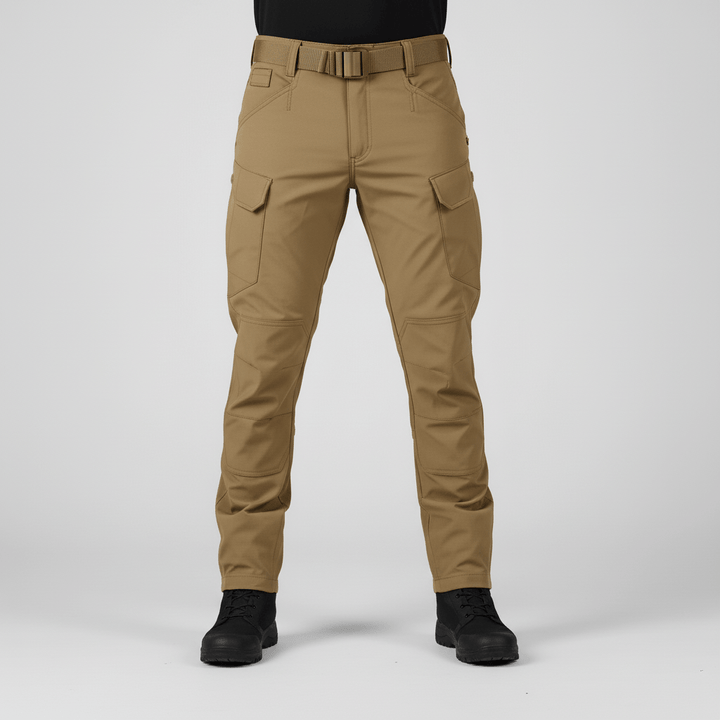 Technische outdoorkleding set voor mannen, waterdicht en ademend, geschikt voor actieve buitenactiviteiten.