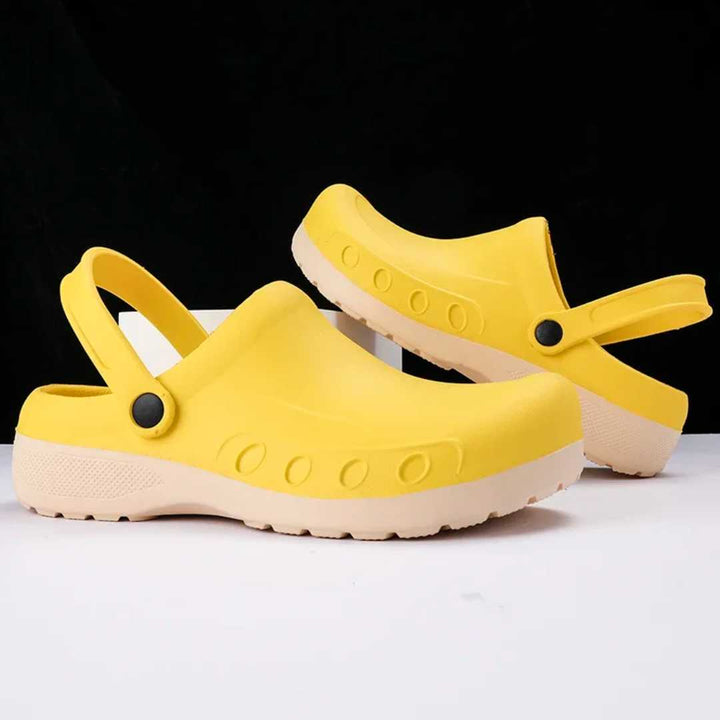 Chef draagt GripChef antislip koksschoenen in drukke horecakeuken, voor veiligheid en comfort.