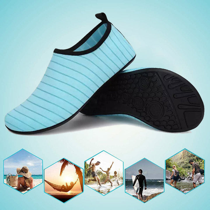Paar unisex waterschoenen op het strand, klaar voor waterplezier en voetbescherming.