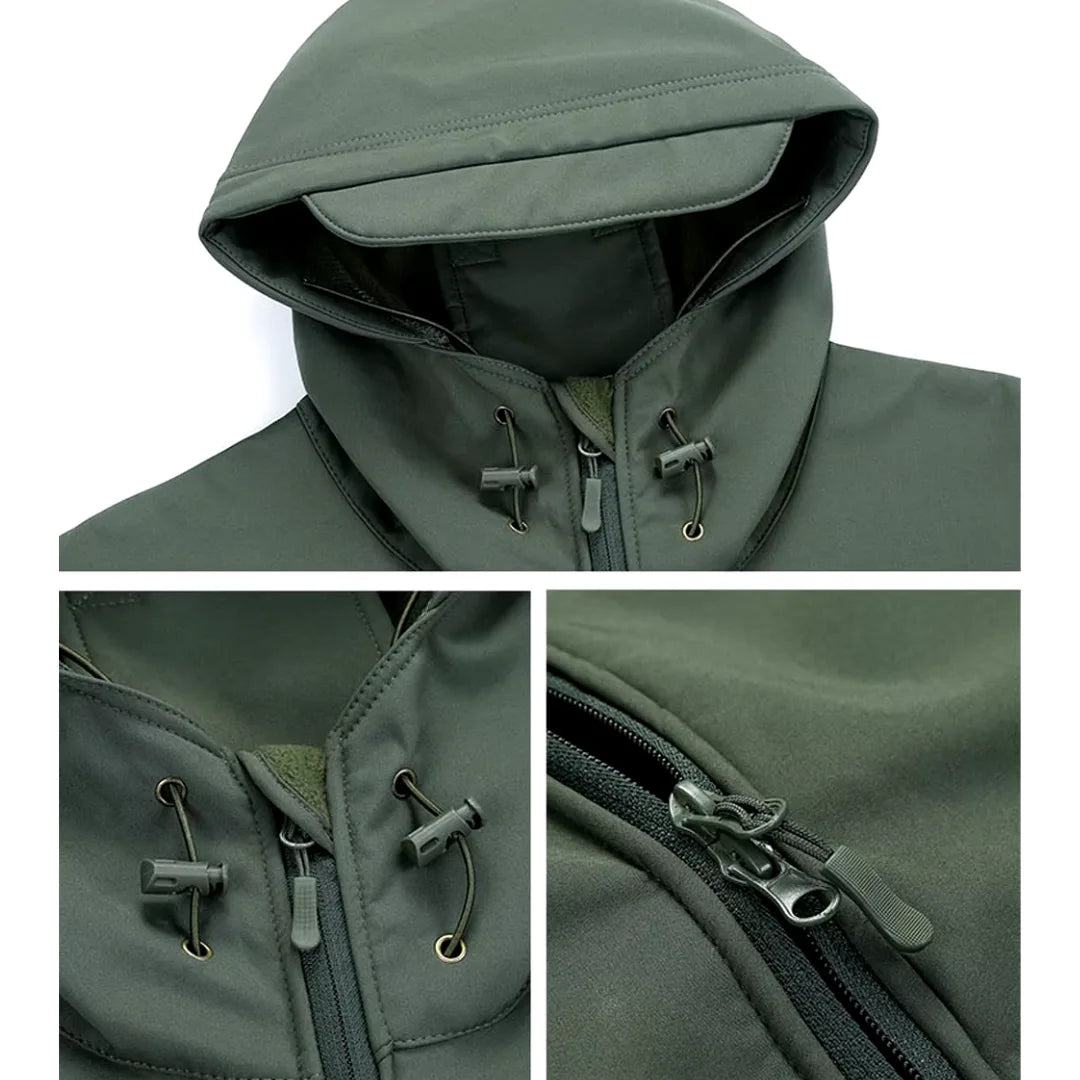 Man draagt waterdichte heren softshell jas met capuchon tijdens wandelen in de natuur.