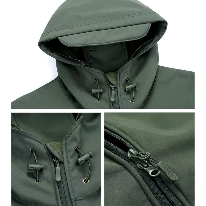 Man draagt waterdichte heren softshell jas met capuchon tijdens wandelen in de natuur.