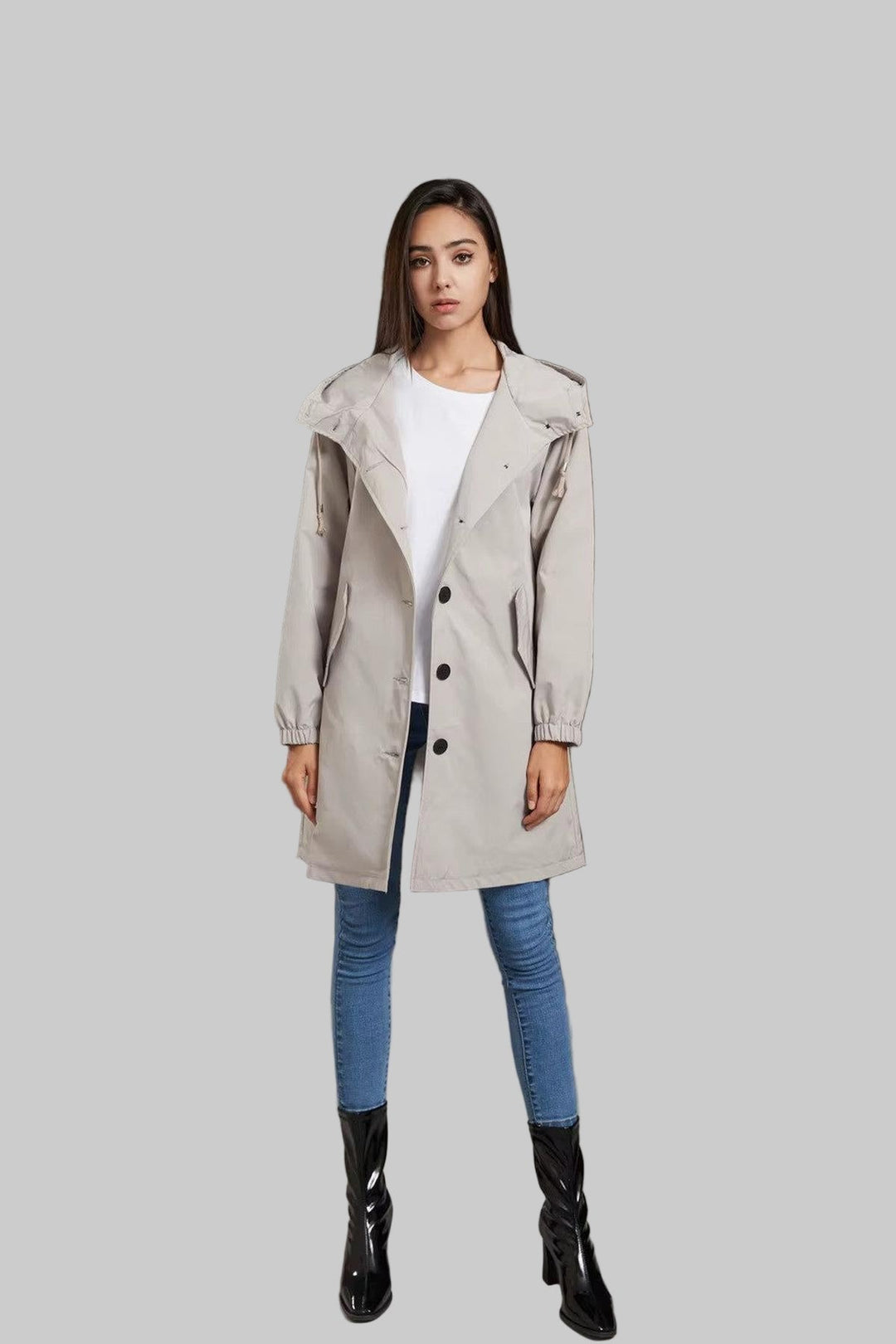 Modieuze dames regentrench met capuchon, waterdicht en stijlvol. Perfecte lange regenjas van polyester voor elegante bescherming.