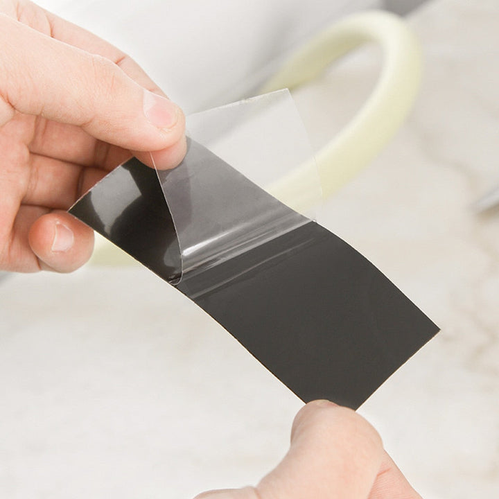 Detail van waterdichte reparatietape die een lekkende waterleiding stevig afdicht voor langdurige bescherming.