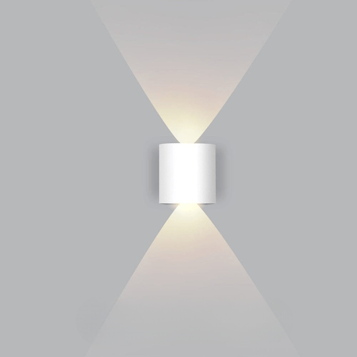 Zwarte LED buitenlamp, energiezuinig en waterdicht, geschikt voor elke gevel.