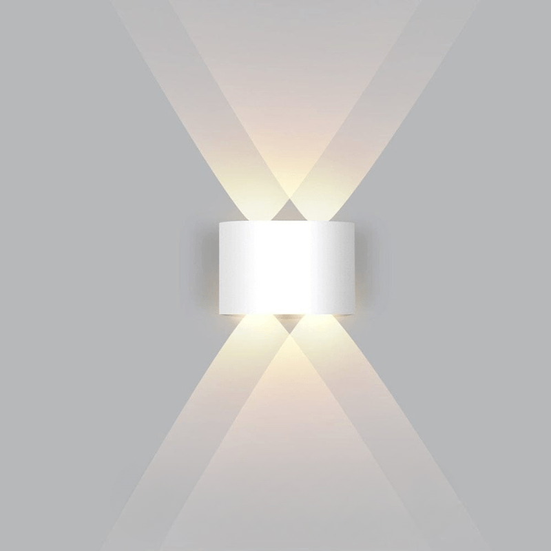 Geïnstalleerde LED gevelverlichting, waterdicht, creëert sfeer in de avond.