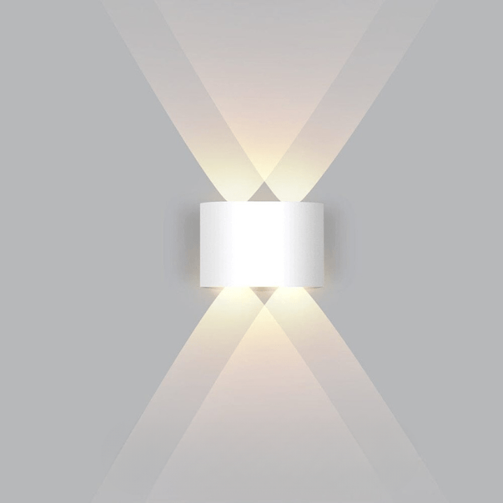 Geïnstalleerde LED gevelverlichting, waterdicht, creëert sfeer in de avond.