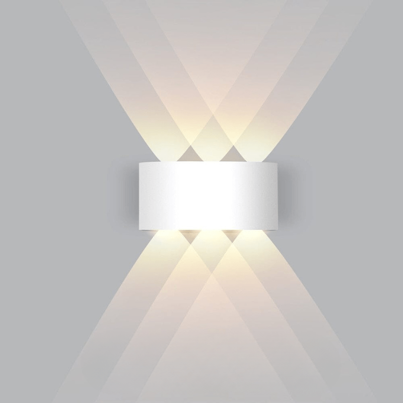 Robuuste LED buitenlamp van aluminium, weersbestendig en onderhoudsvrij.