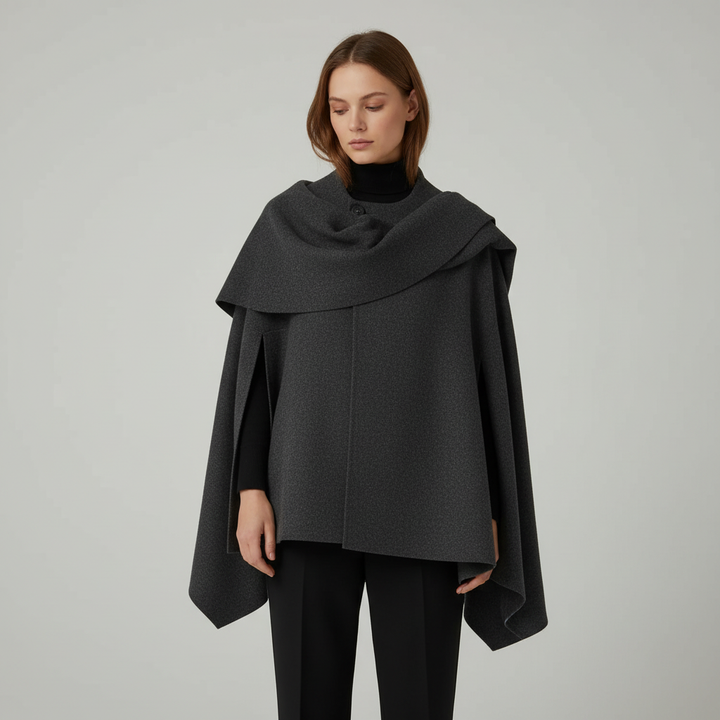 Elegante dames cape Leilani. Stijlvolle ruimvallende modecape, ideaal voor herfst- en wintermode.
