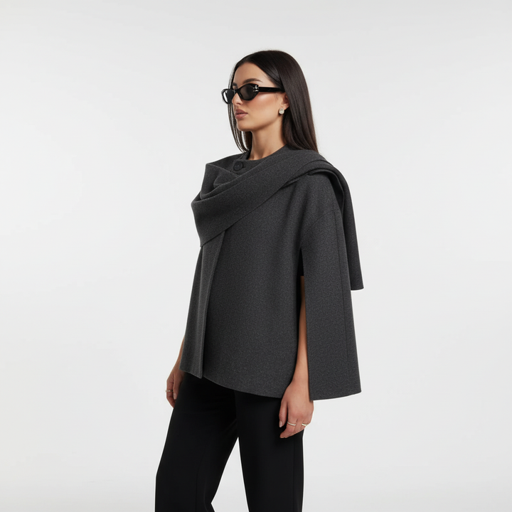 Ruimvallende Leilani modecape voor dames. Warme, comfortabele en stijlvolle bovenkleding voor koelere dagen.